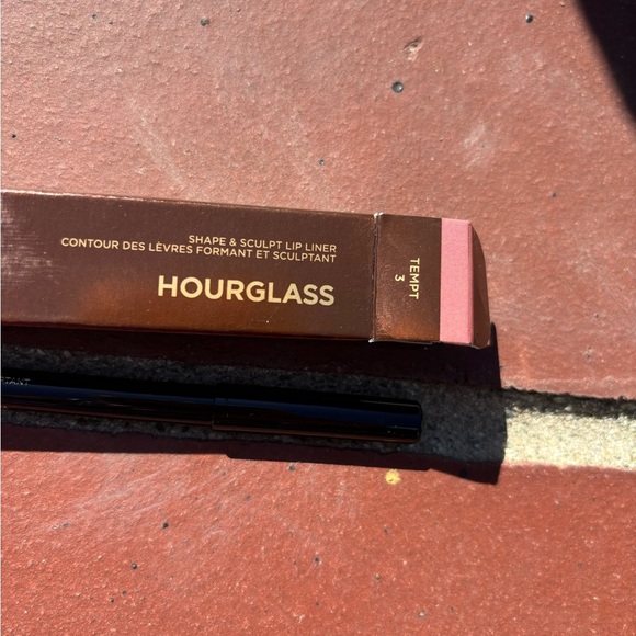 Hourglass lip pencil - Picture 3 of 6